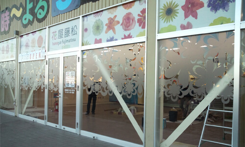 群馬県高崎市　看板工事　シート貼り工事